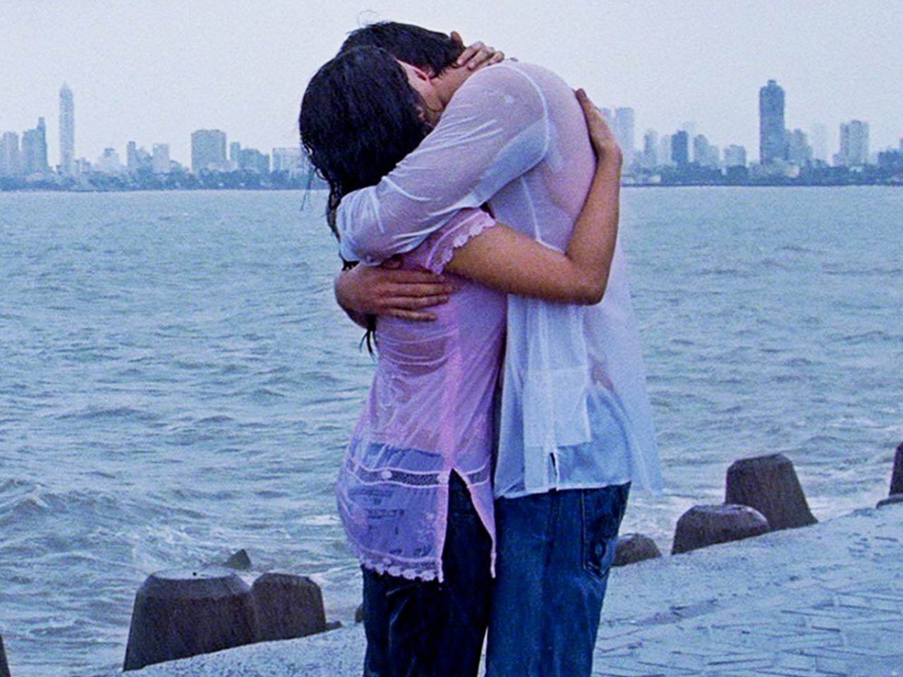 6. Wake Up Sid
During the first rain of the season, Sid and Aisha find themselves at Marine Drive, where they have a profound realization of their love for each other. Acknowledging that they are more than just friends, they embrace against a rain-drenched landscape. The scene is a testament of love and an ode to Mumbai’s monsoon